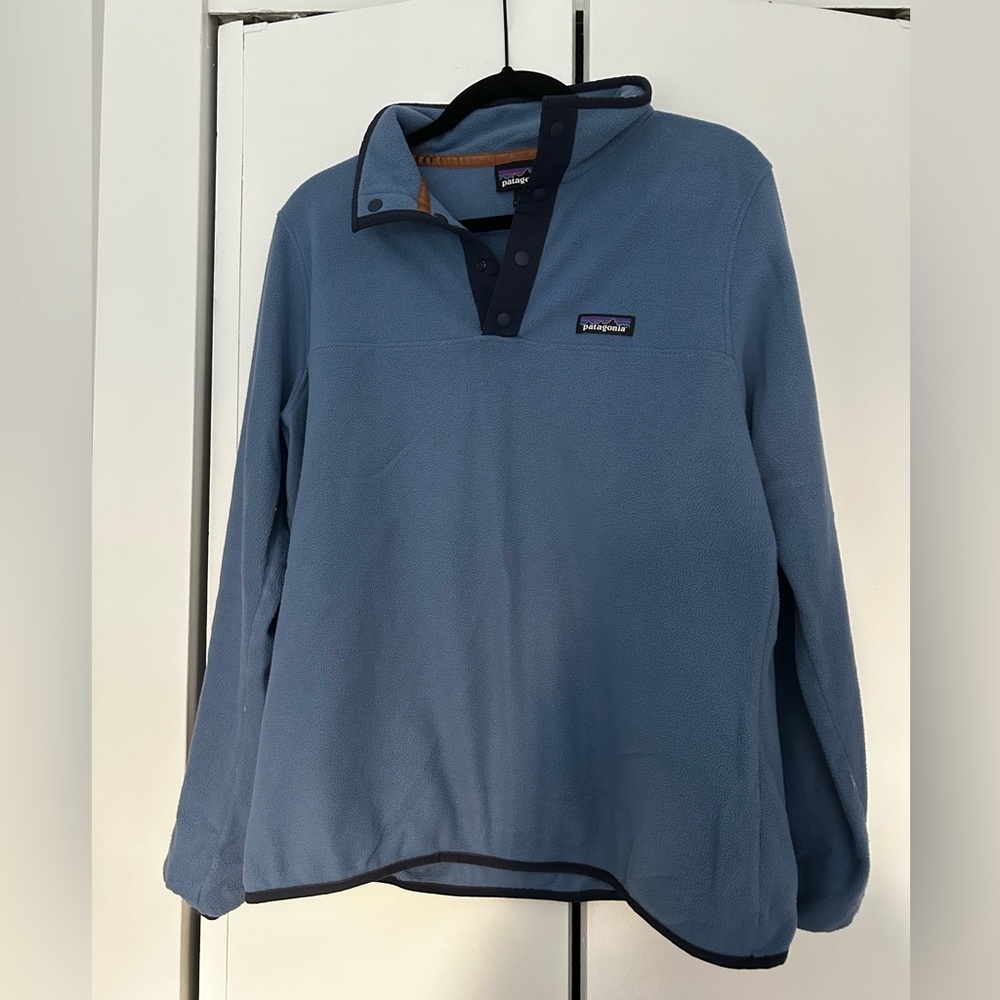 Blue Patagonia women’s lightweight fleece